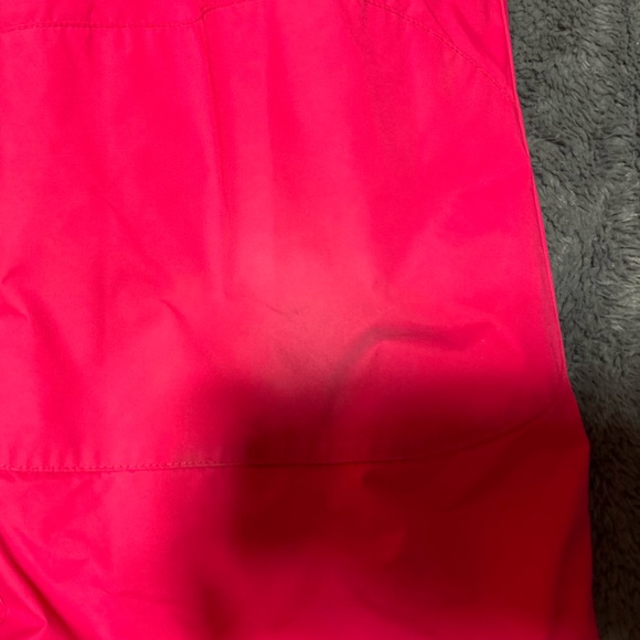 Columbia snowpants with adjustable waist and ankle strap for snug fit over boots - Picture 8 of 9